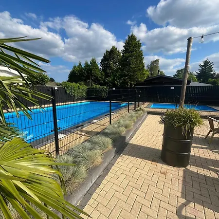 Alpesi faház Rustiek Boschalet Sven Veluwe Met Omheinde Tuin